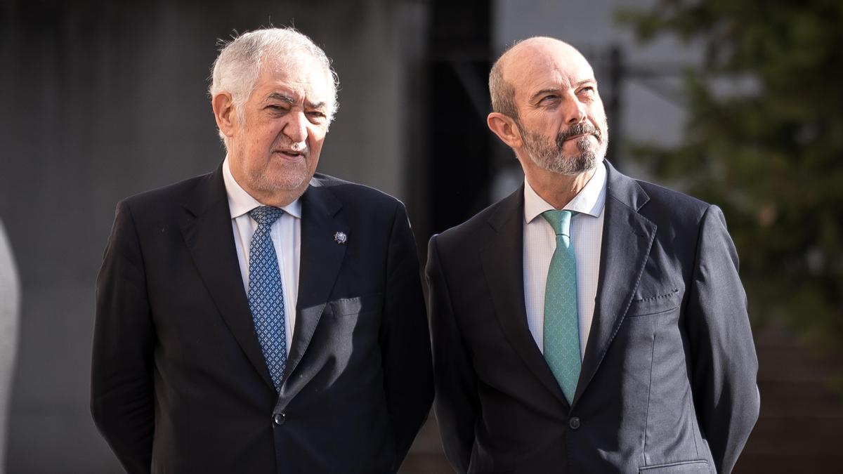 El presidente del Constitucional, Cándido Conde-Pumpido, junto al del Senado, Pedro Rollán, el pasado febrero.