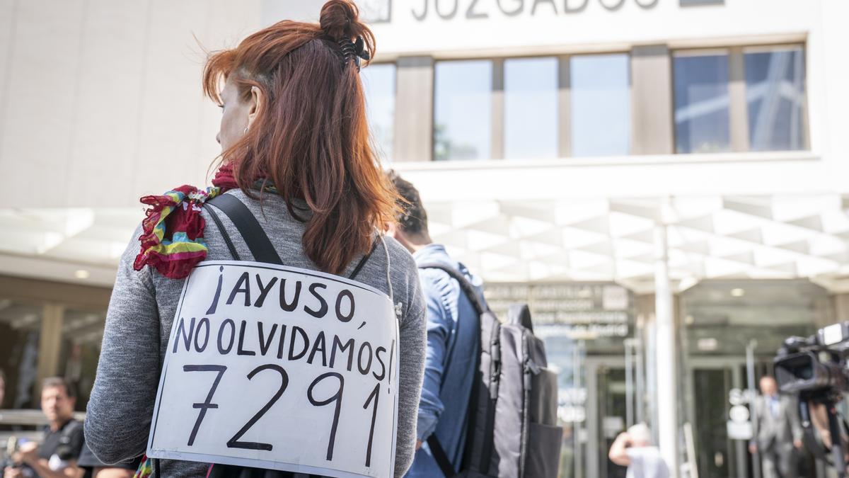 Las dos causas por muertes en residencias abren la puerta a imputar a ex altos cargos de Ayuso en 92 casos