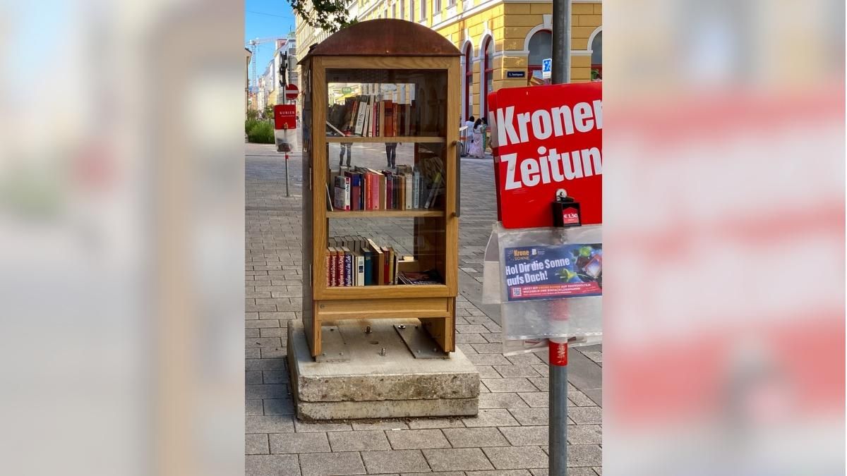 La fotografía de un 'Offener Bücherschrank' emparedado entre dos 'Stummer Verkäufer'.