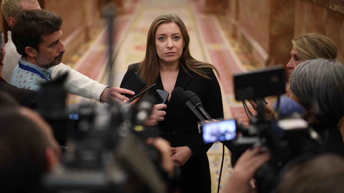 La portavoz del PP en el Congreso, Ester Muñoz, atiende a los medios a su salida de una sesión de control al Gobierno,