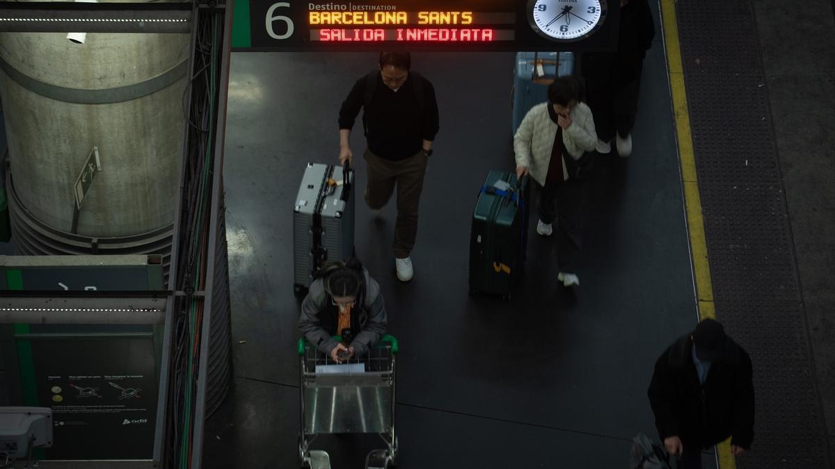 Pasajeros con maletas en la estación Madrid-Puerta de Atocha-Almudena Grandes, a 15 de enero de 2026, en Madrid (España).