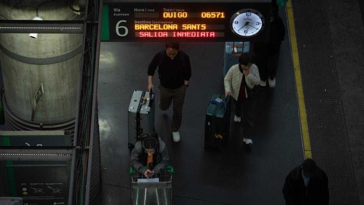 Pasajeros con maletas en la estación Madrid-Puerta de Atocha-Almudena Grandes, a 15 de enero de 2026, en Madrid (España).