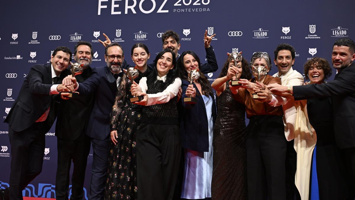 La realizadora Alauda Ruiz de Azua acompañada por el equipo de la película ´Los Domingos´ posan con los premios recibidos durante la gala de entrega de los Premios Feroz 2026.
