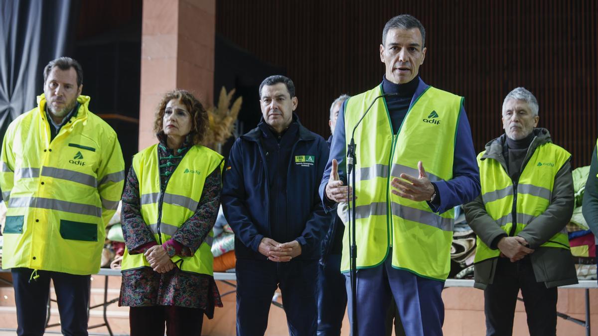 Sánchez en Adamuz, junto a Óscar Puente, María Jesús Montero, Juanma Moreno y Fernando Grande-Marlaska.