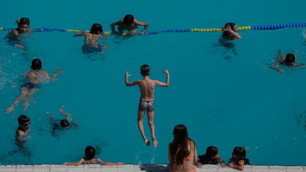 Aspecto de la piscina municipal de Montjuic este miércoles cuando las máximas en Cataluña vuelven a rozar los 40 grados, a la espera de que la ola de calor empiece a aflojar ligeramente a partir del jueves.