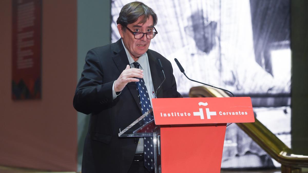 El director del Instituto Cervantes, Luis García Montero, durante la inauguración de la exposición 'La mitad del mundo. La mujer en el México indígena'.