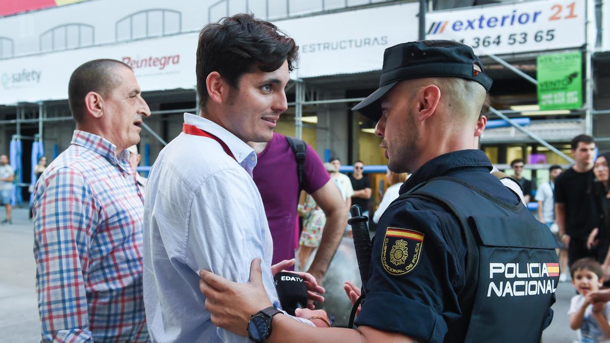 Varios manifestantes se enfrentan a Vito Quiles durante una concentración en Madrid contra Milei.