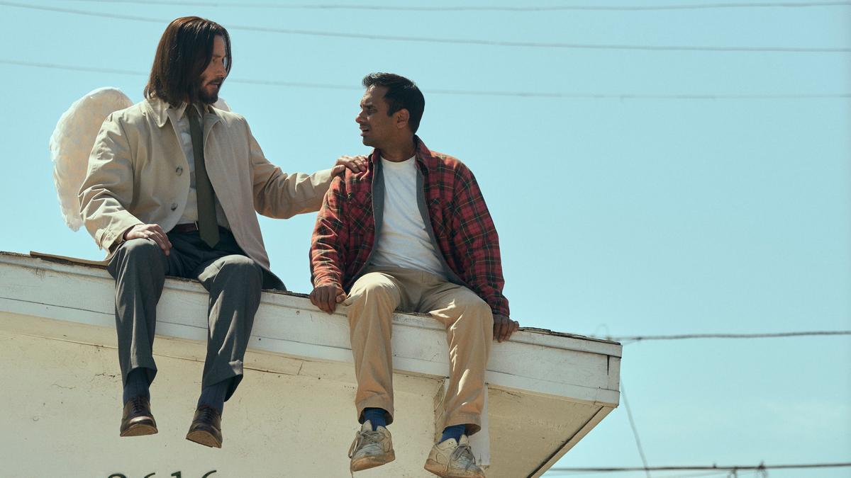 Keanu Reeves y Aziz Ansari en 'Movida celestial'.