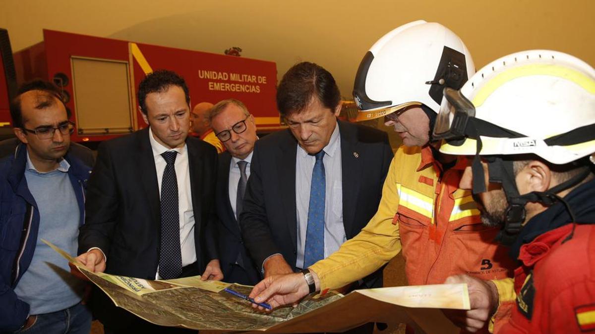El presidente del Principado del Gobierno de Asturias, Javier Fernández, durante la visita realizada este lunes a la zona afectada por los incendios de Cangas del Narcea.