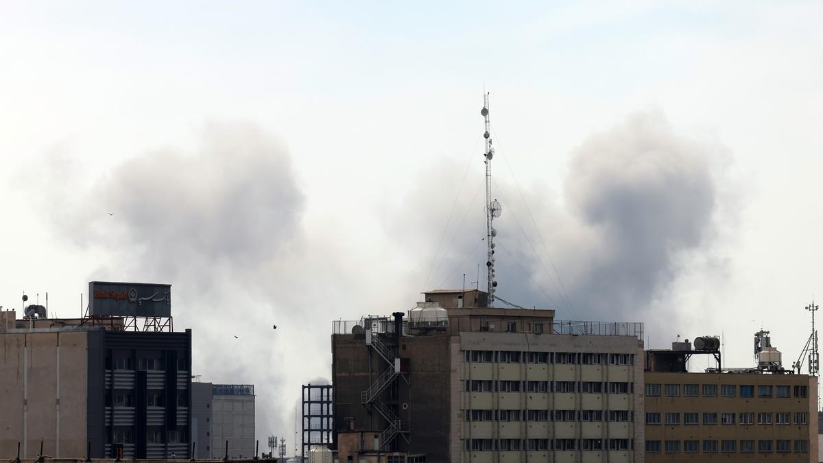 Humo se eleva tras un ataque aéreo en Teherán, Irán, el 7 de marzo de 2026.