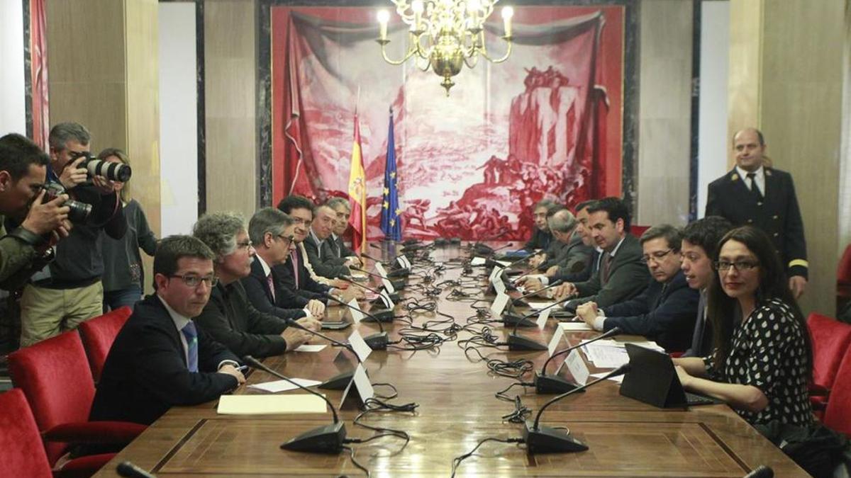 Los grandes partidos volcarán su ahorro para el 26-J en la supresión de vallas y carteles