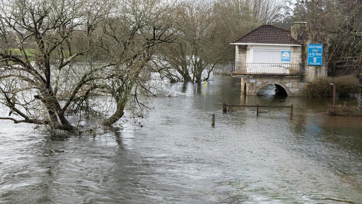 Varias viviendas y fincas inundadas tras desbordarse el río Umía a su paso por la localidad pontevedresa de Rivadumia este miércoles.