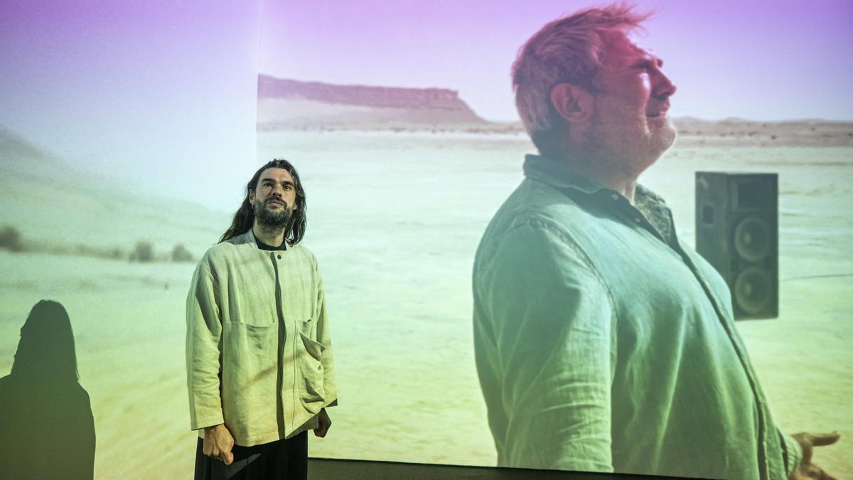 El cineasta gallego Oliver Laxe, ante la instalación 'Oliver Laxe, HU/هُوَ. Bailad como si nadie os viera'.