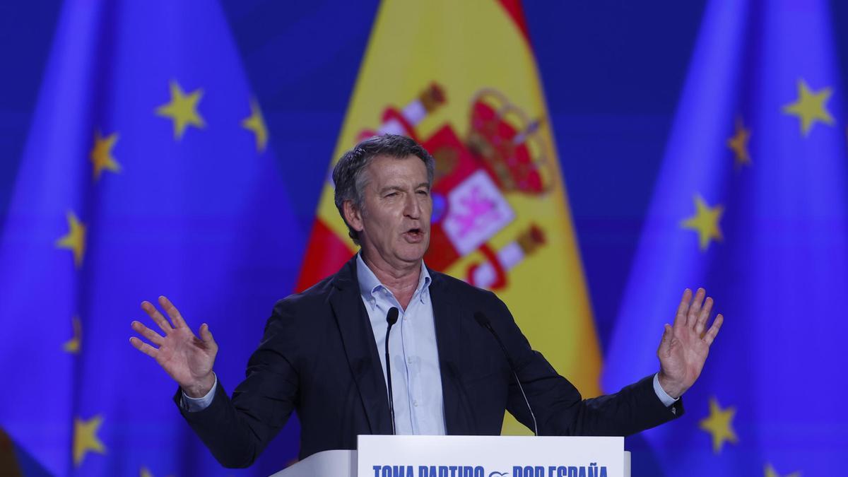 El líder del PP, Alberto Núñez Feijóo, interviene en la sesión de clausura del XXI Congreso Nacional de la formación este domingo en Madrid.