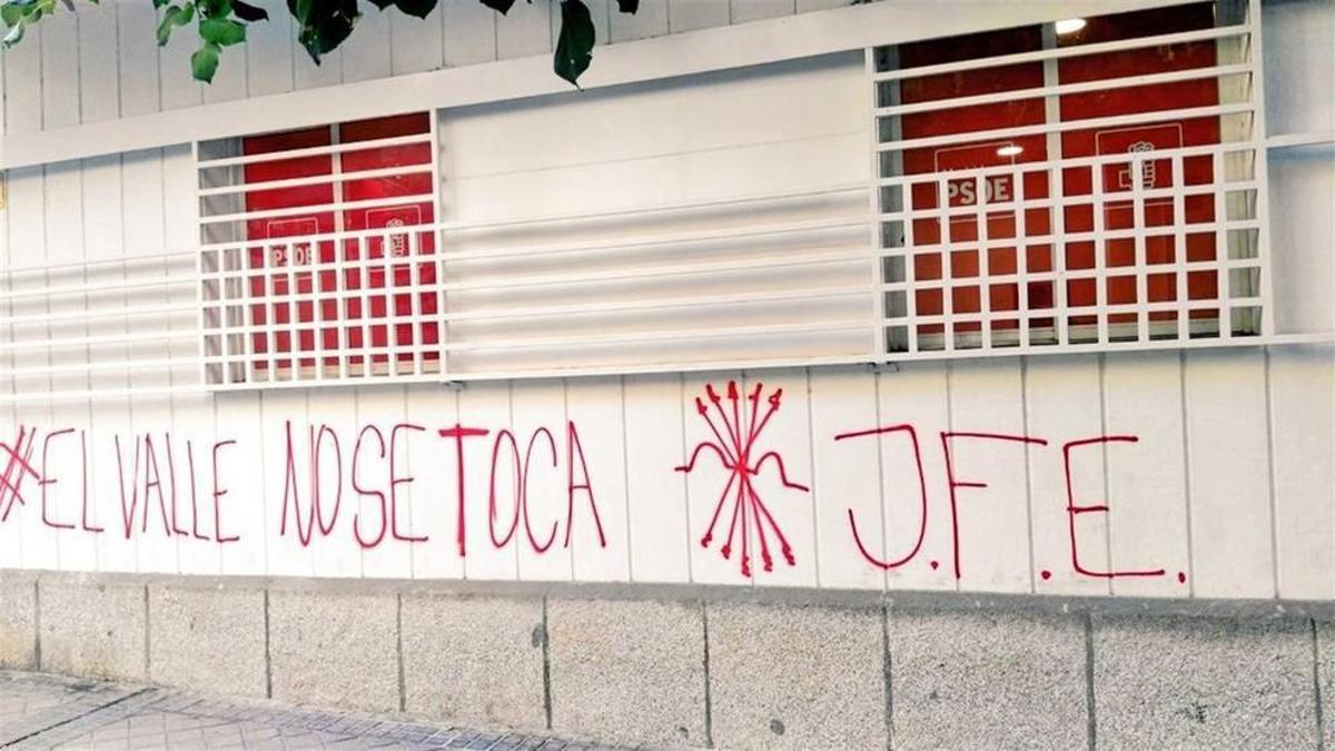 Sede del PSOE en Madrid con la pintada "El Valle no se toca".