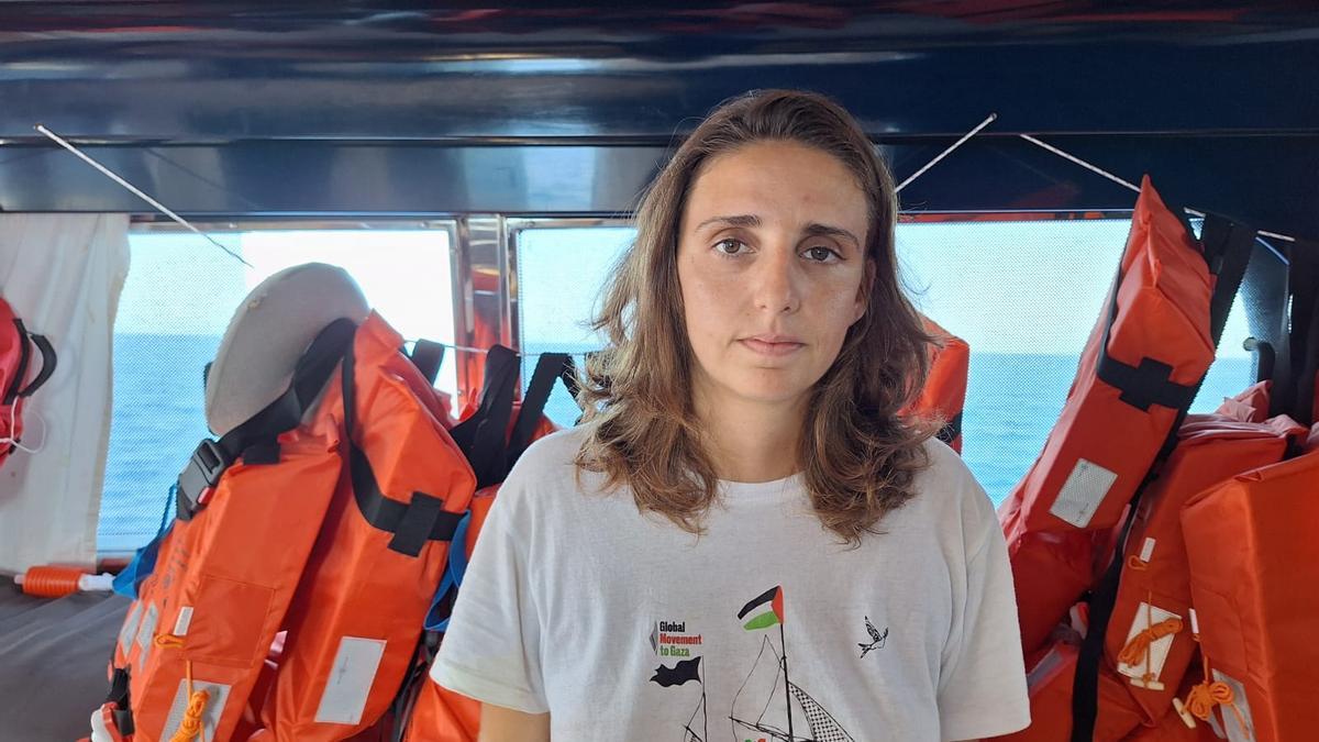 La coordinadora de Podemos en Balears, Lucía Muñoz, en su embarcación de la Flotilla de la Libertad.