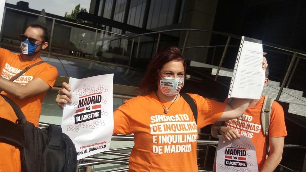 El Sindicato de Inquilinos e Inquilinas de Madrid denuncia a Blackstone por "vulnerar la ley" en sus contratos de arrendamiento.