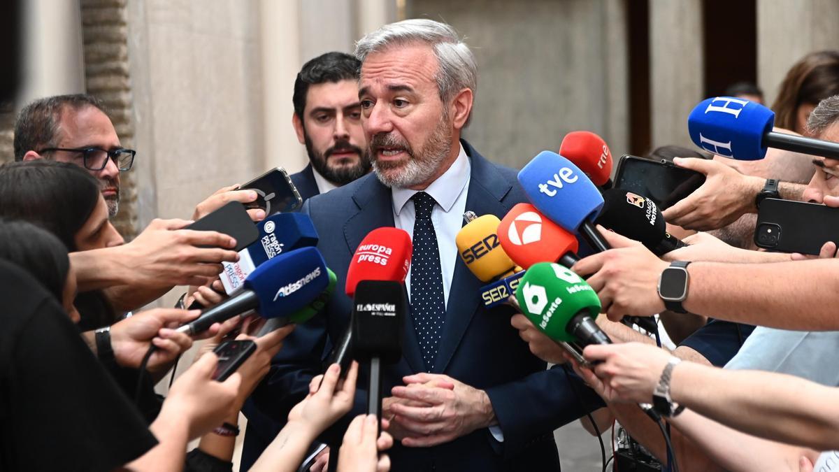 El presidente de Aragón, Jorge Azcón, ofrece declaraciones a los medios tras un pacto con Vox.