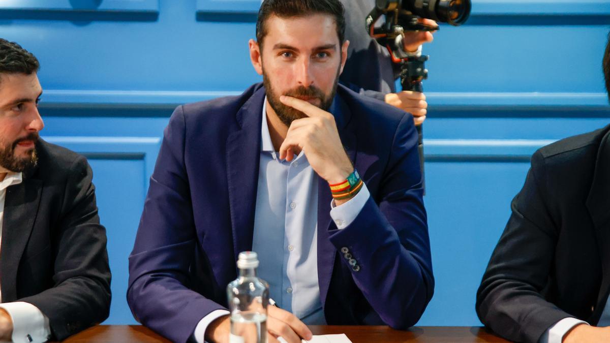 El presidente de Vox en Murcia, José Ángel Antelo, durante una reunión.