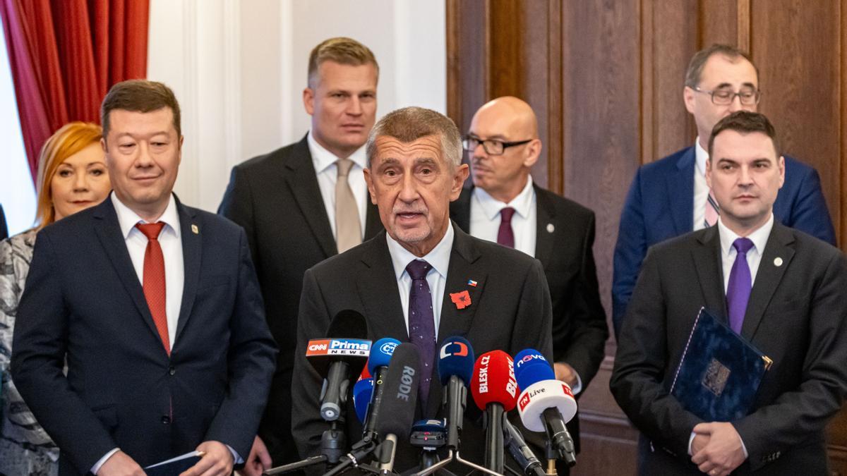 El presidente del movimiento ANO, Andrej Babis, habla con los medios de comunicación tras firmar el acuerdo.