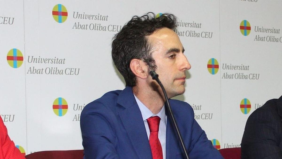 Un vocal de la comisión que debe sancionar a Ruiz de Lara participa con él en un acto de Okdiario contra el Gobierno