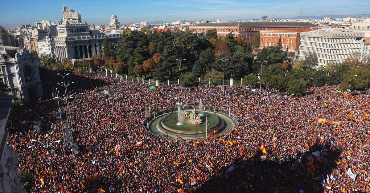 Decenas de miles de personas llenan Cibeles para protestar contra la ...