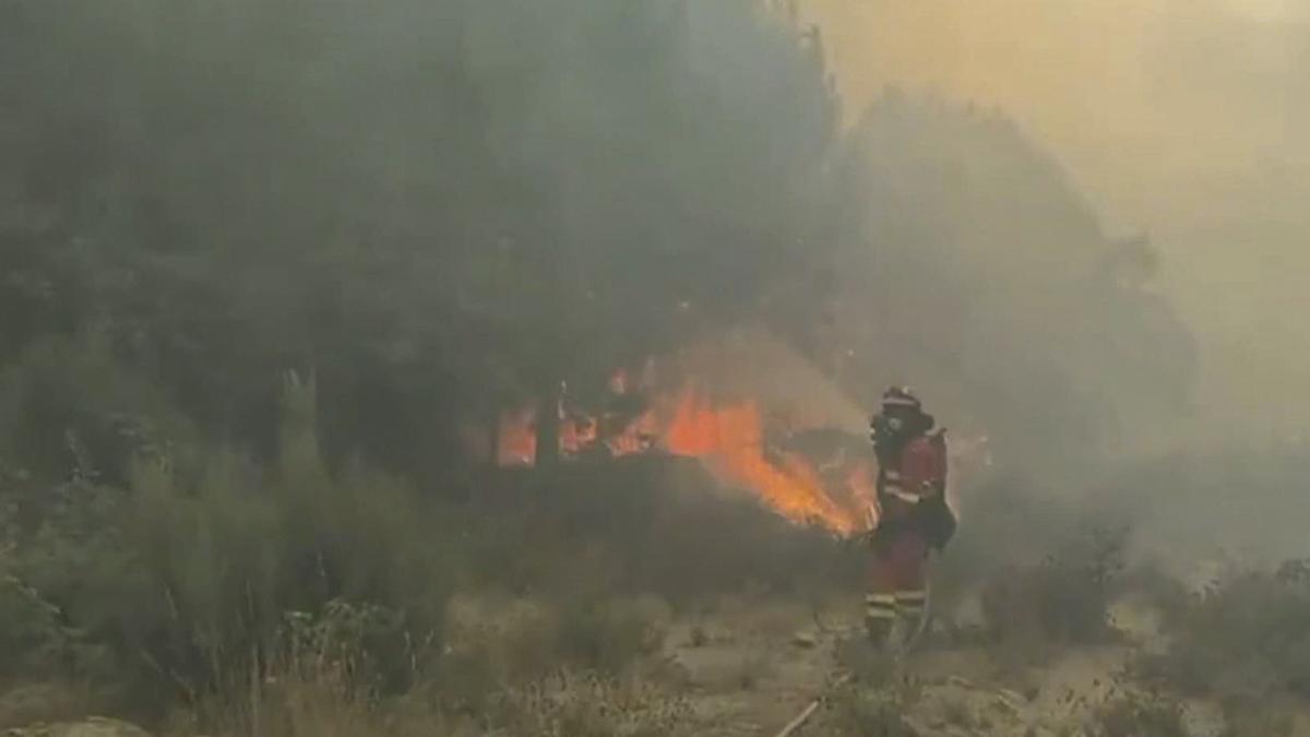 Captura de vídeo de la Unidad Militar de Emergencias (UME) del incendio de la localidad de Mombeltrán.