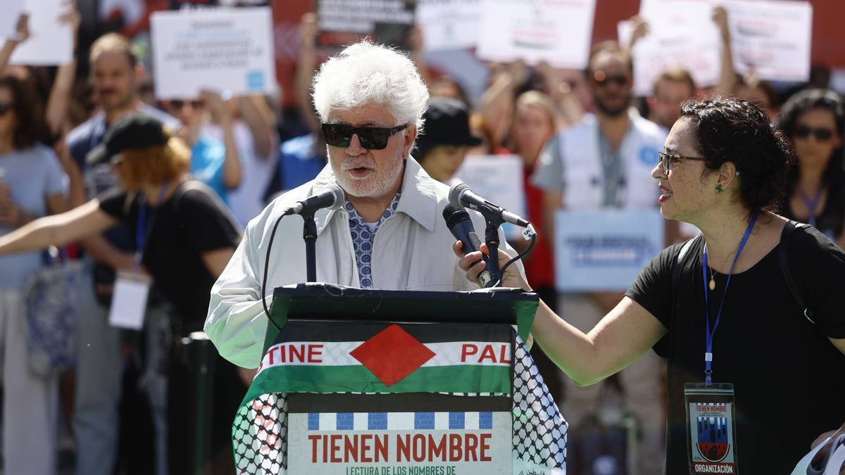 El director de cine Pedro Almodóvar participa en la lectura de los nombres de los niños y niñas asesinados en Gaza durante la concentración promovida por 'Artistas con Palestina'este lunes en la Puerta del Sol.