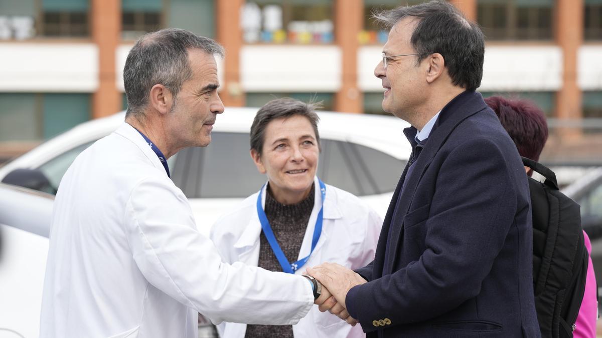 El consejero vasco de Salud, Alberto Martínez, saluda este miércoles a los responsables del Centro de Salud Agurain Salvatierra en Vitoria.