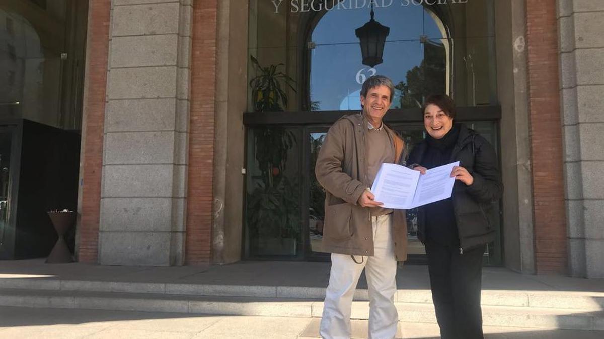 Berta Ojea e Iñaki Guevara en la puerta del Ministerio de Empleo.