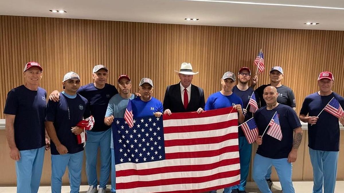 El grupo de diez estadounidenses liberado por Venezuela con Dahud Hanid Ortiz, arriba segundo por la derecha con gorra gris.