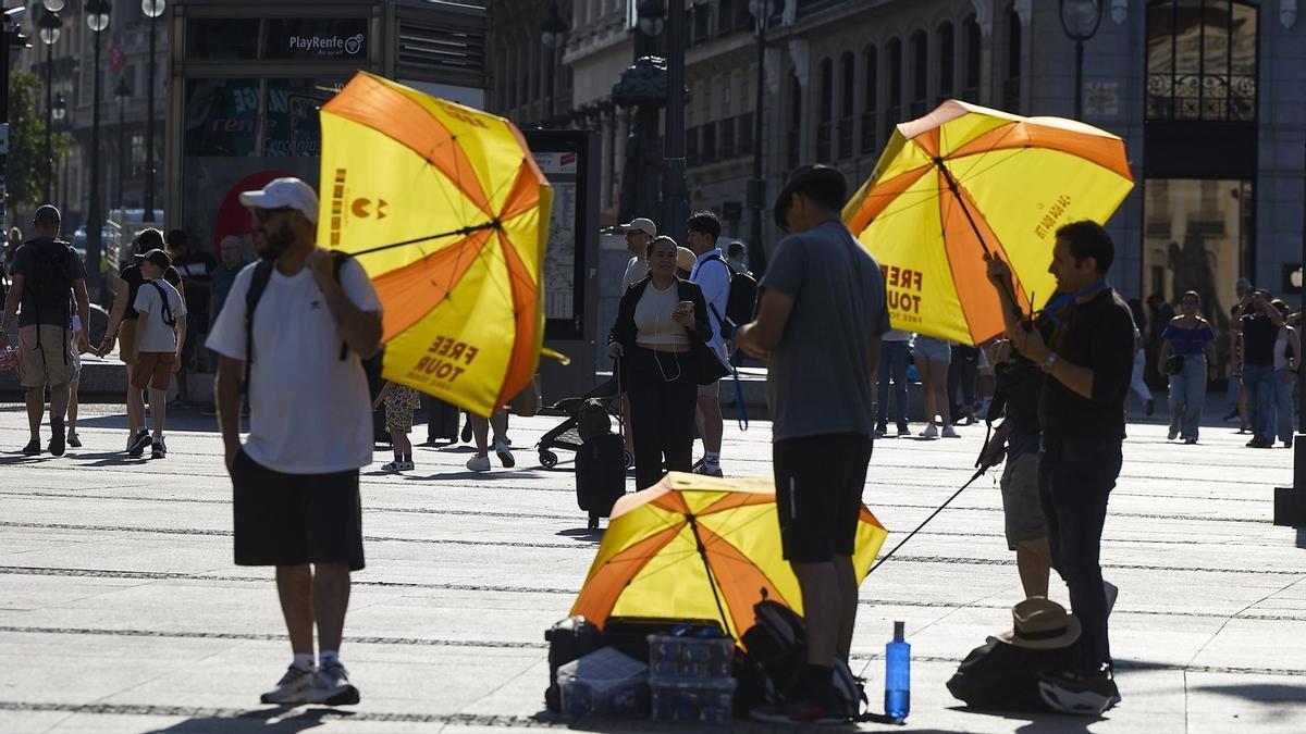 Varias personas pasean por la calle, a 16 de junio de 2025, en Madrid.