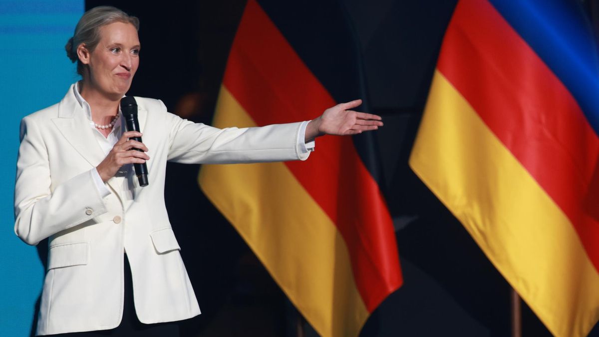 Alice Weidel, copresidenta del partido y del grupo parlamentario Alternativa para Alemania (AfD), interviene durante el acto de cierre de campaña del partido en Magdeburgo, Alemania, el 5 de septiembre de 2026.