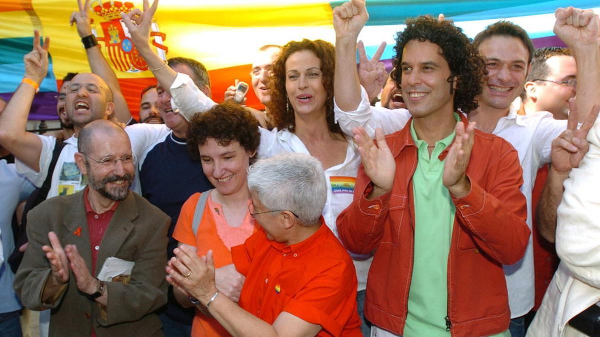 El entonces secretario de Movimientos Sociales del PSOE, Pedro Zerolo, y la portavoz del área de Transexuales de la FELGT, Carla Antonelli, celebran en la puerta del Congreso de los Diputados, acompañados de integrantes de diversos colectivos de gays y lesbianas, la aprobación de la ley de matrimonio homosexual.