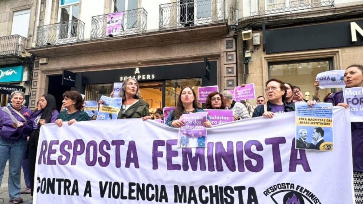Concentración feminista frente a la sede del PP en Vigo por el 'caso Villares', este 25 de junio.