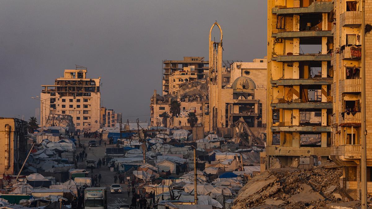 Las ruinas de edificios destruidos en la carretera Al Rashid, al oeste de la ciudad de Gaza.