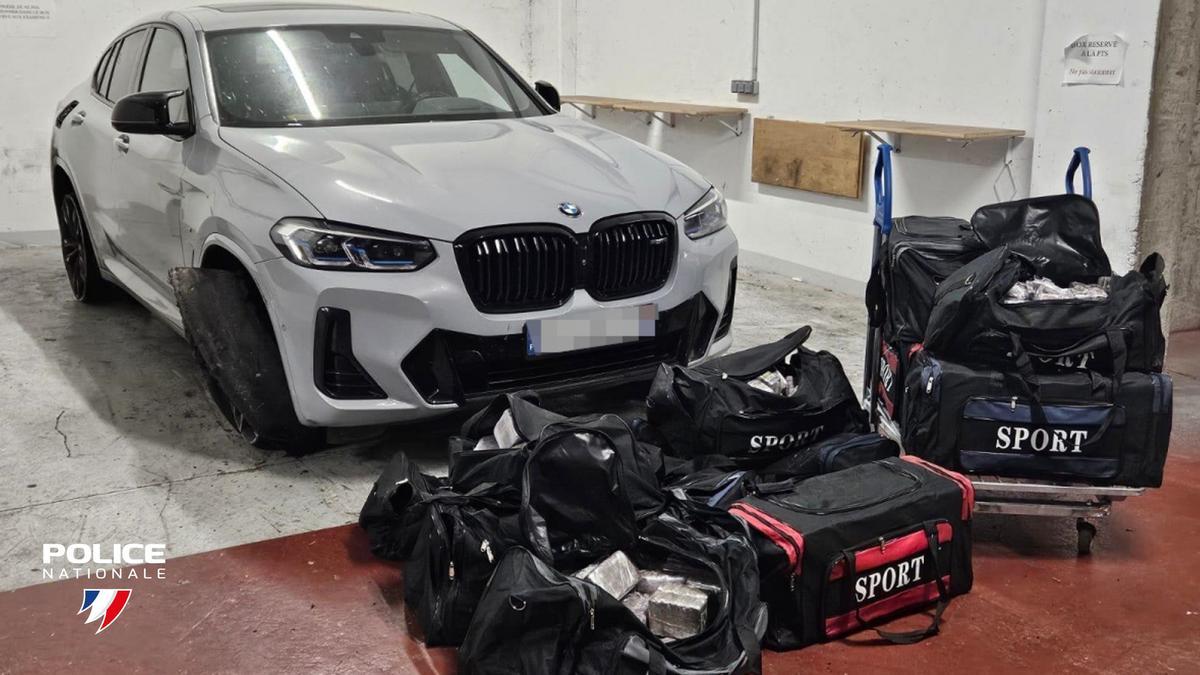 El coche y la droga incautados.