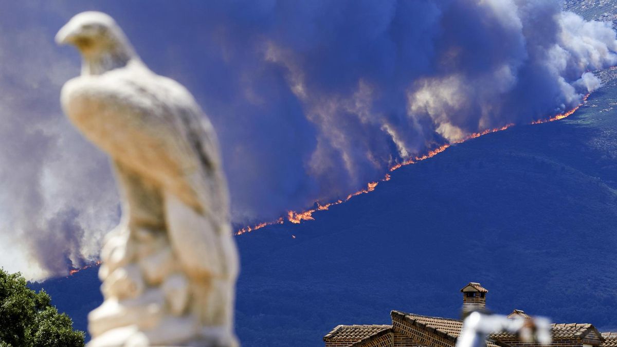 Medios aéreos trabajan en las labores de extinción del incendio entre las localidades abulenses de Burgohondo y Navaluenga.