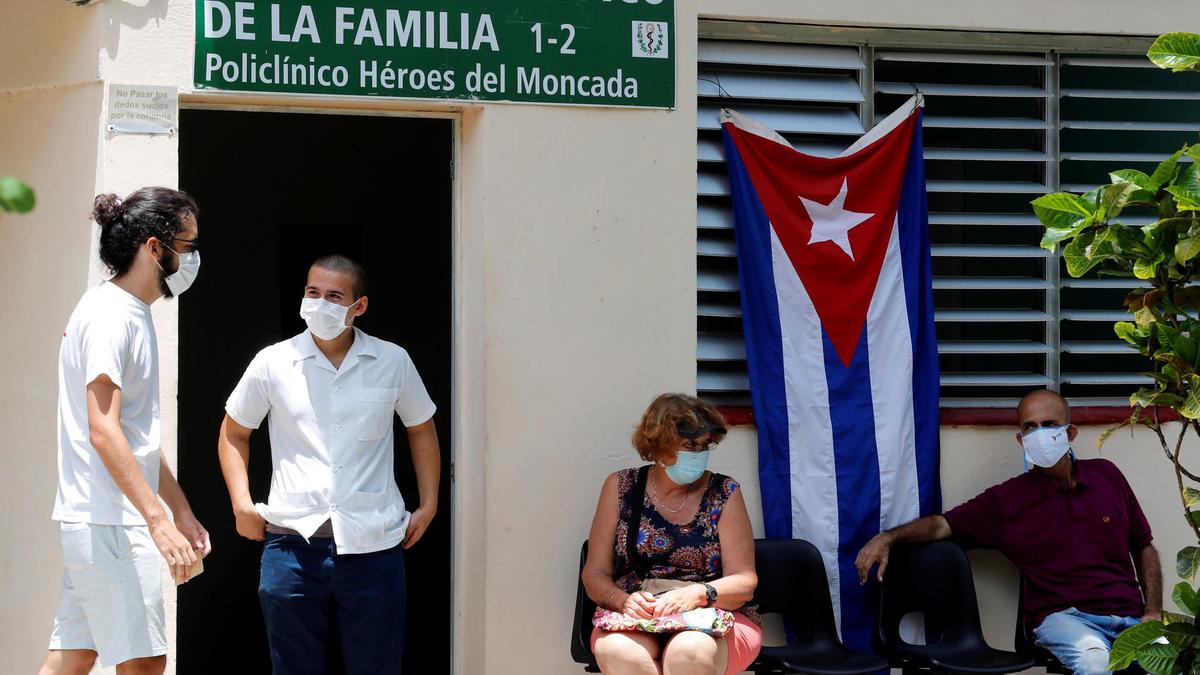 Personas esperando frente a un consultorio médico en La Habana (Cuba).