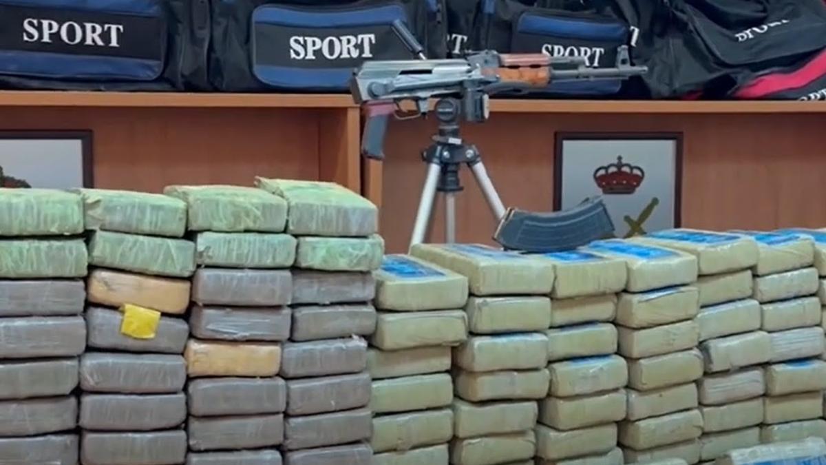 Cocaína y fusil incautado.