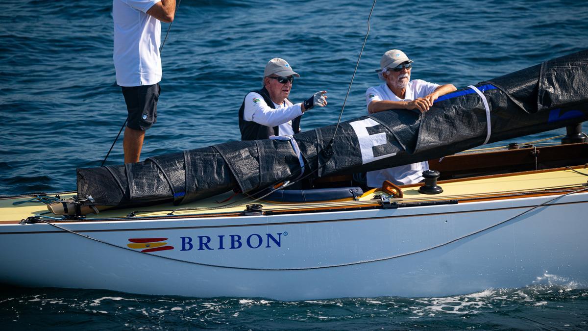Archivo - El rey Juan Carlos navega en el Bribón durante la octava regata del Rey Juan Carlos I, en la ría de Pontevedra, a 1 de octubre de 2023, en Pontevedra, Galicia (España).