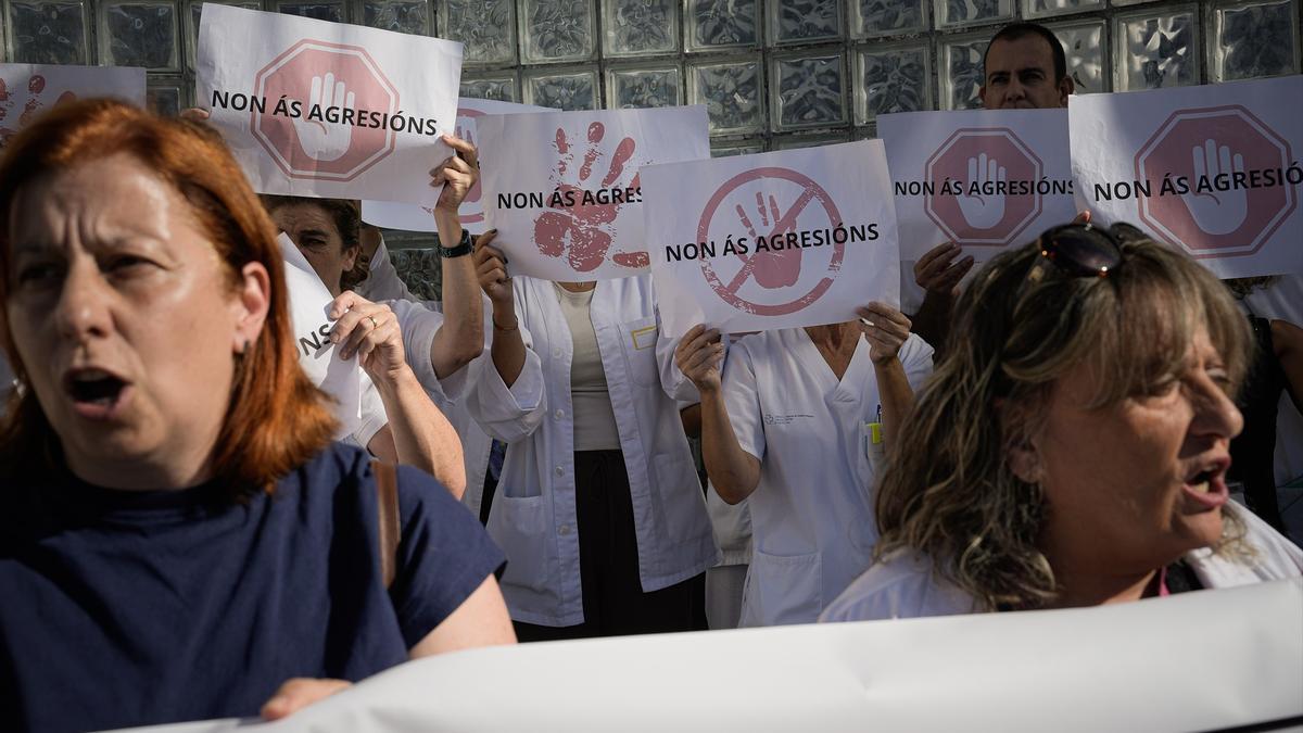 El personal sanitario se concentra frente al Hospital Meixoeiro, a 14 de octubre de 2025, en Vigo, Pontevedra, Galicia (España).