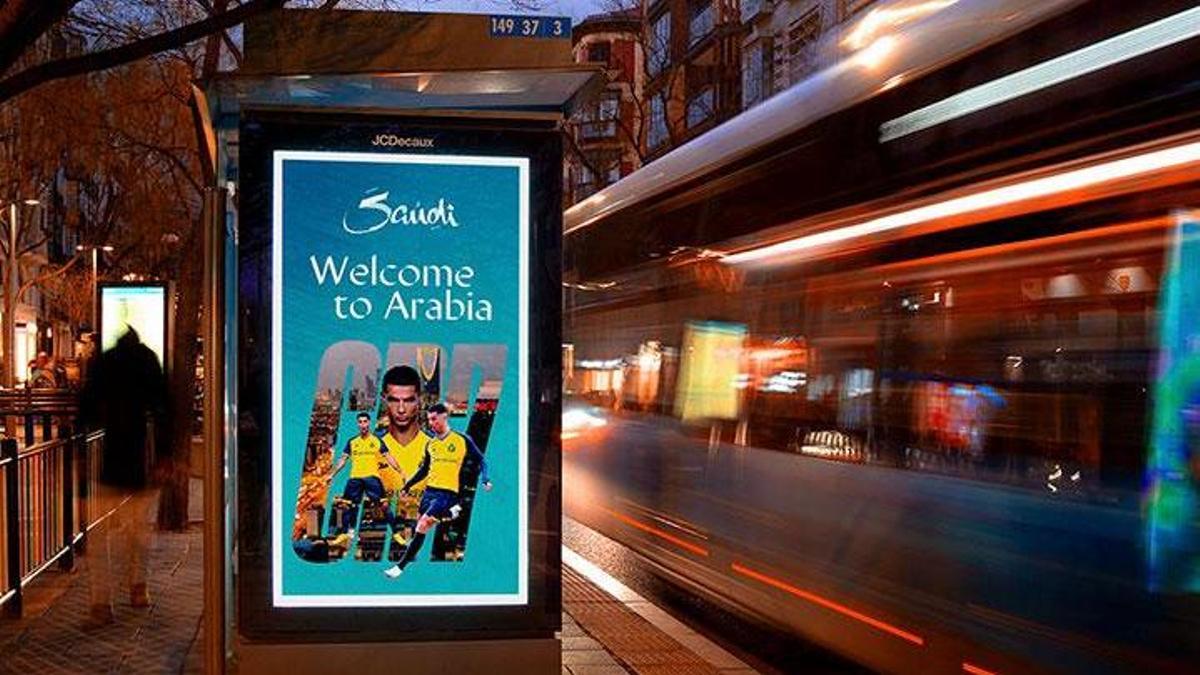 Panel publcitario de la multinacional francesa JCDecaux en una calle de Madrid.