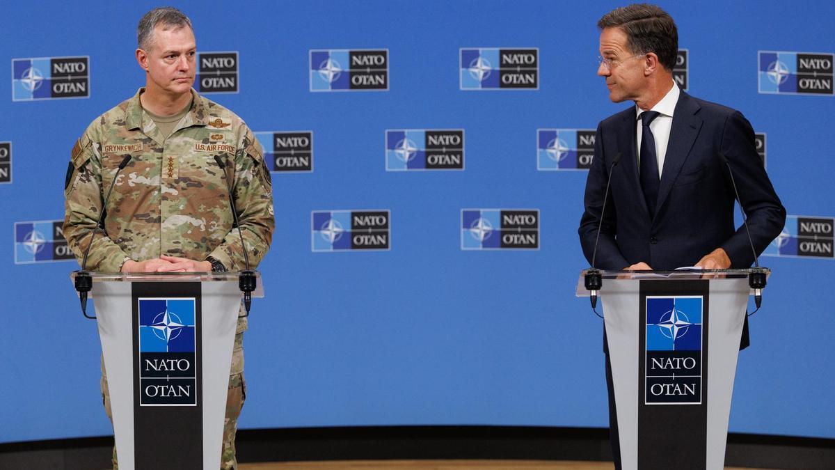 El secretario general de la OTAN, Mark Rutte, y el comandante supremo aliado en Europa (SACEUR), general Alexus G. Grynkewich, ofrecen una conferencia de prensa.