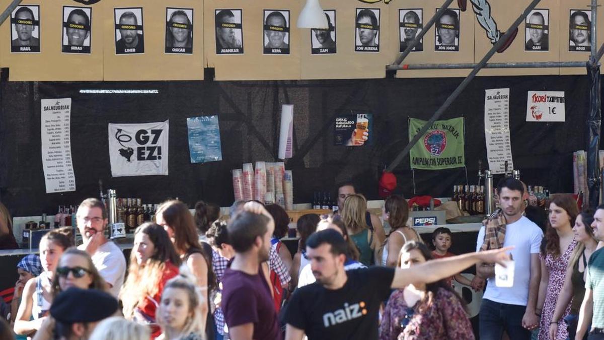 La Audiencia Nacional ordena la retirada de fotografías de presos etarras de una de las casetas de la Semana Grande de Bilbao