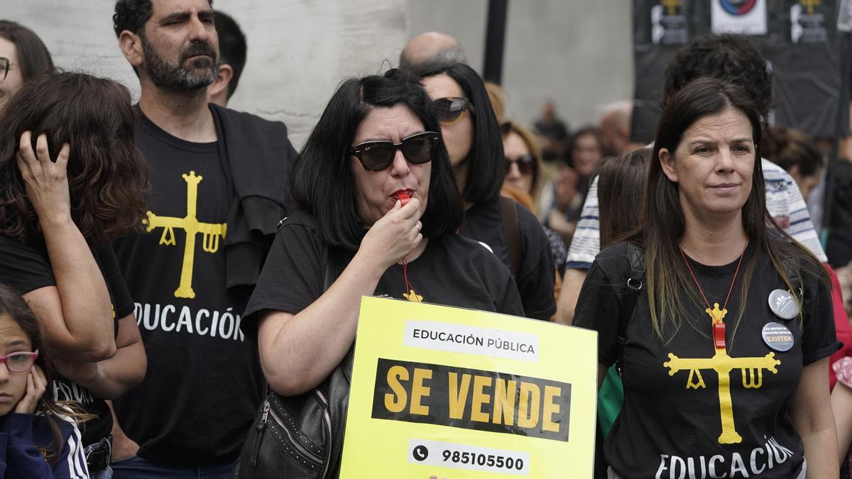 Miles de docentes se movilizan en Oviedo antes de retomar la negociación con el Principado