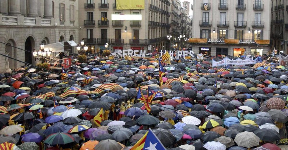 Miles de personas protestan en Barcelona contra la suspensión del 9-N
