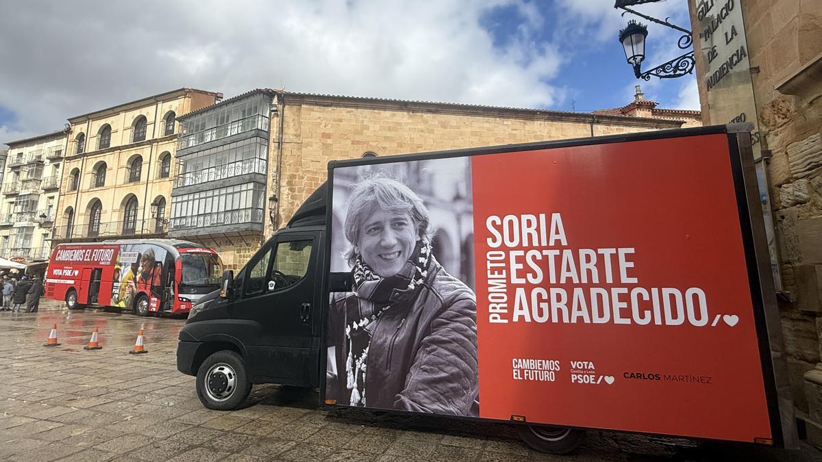 Parada de la campaña del PSOE en la plaza Mayor de Soria.
