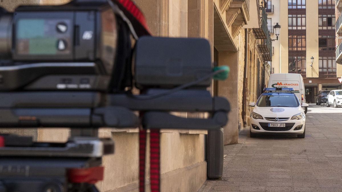 Un coche de los agentes de Policía Judicial de la Guardia Civil frente al Ayuntamiento de Soria.