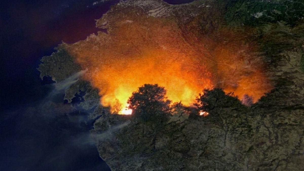 Incendio en Ponte Caldelas en agosto de 2006 e imagen satelital de Galicia durante la ola de aquel año.
